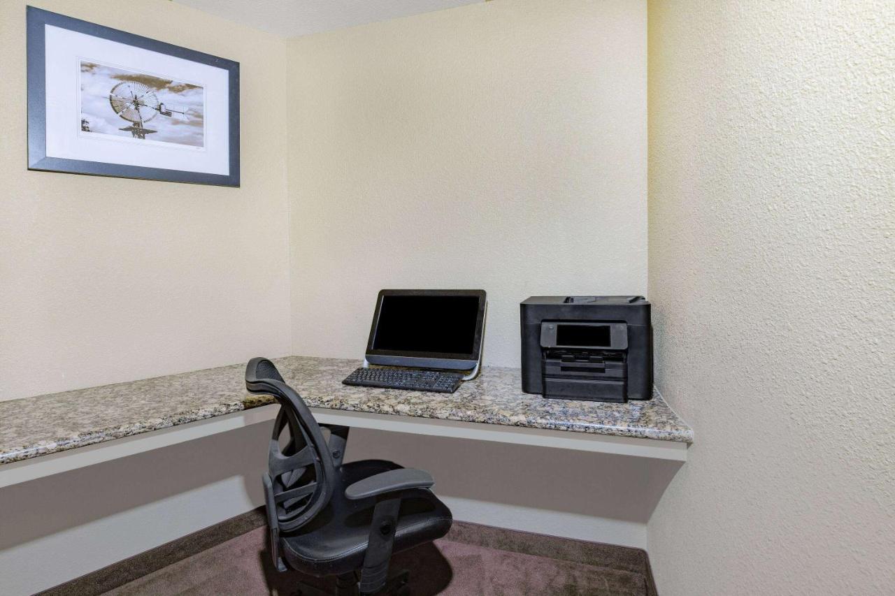 Baymont By Wyndham Cuero Hotel Exterior photo