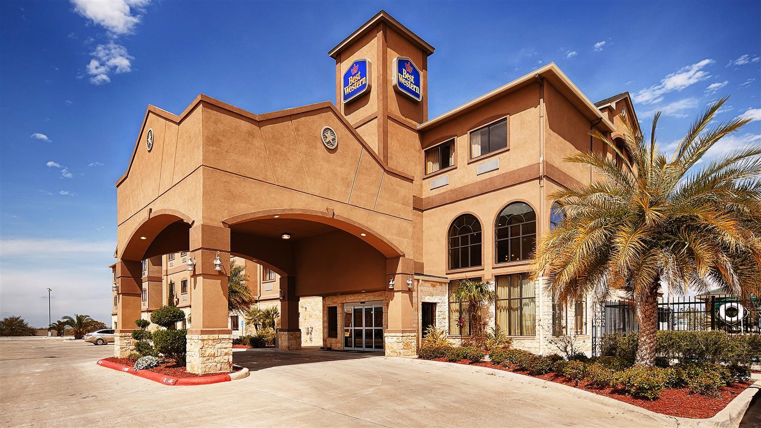 Baymont By Wyndham Cuero Hotel Exterior photo